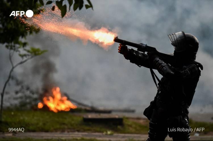 <p>Kolombiya’da Devlet Başkanı Ivan Duque’nin açıkladığı vergi reform paketinin ardından halk sokaklara dökülmüş, ulusal grev kararı alınan ülkede birçok kentte polis ve göstericiler arasında çatışma çıkmıştı. </p>
