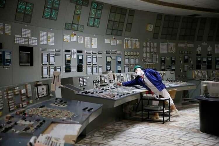 <p>Ukrayna'nın Nükleer Enerji Santralleri Güvenlik Sorunları Enstitüsü'nden Maxim Saveliev, Science dergisine verdiği demeçte, tam olarak ne olduğunu tespit etmek için kapalı reaktörü sökmeye çalışmanın tehlikeli olacağını söyledi.</p>
<p> </p>