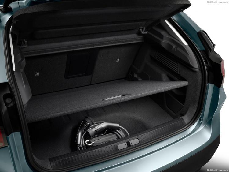 <p>Otomobilde benzinli motorlarda 1.2 Puretech 100 beygir manuel, 130 ve 155 beygir otomatik vites se&ccedil;enekleri yer alıyor. Dizel tarafında ise 1.5 litre 130 beygir g&uuml;&ccedil; &uuml;reten tek se&ccedil;enek bulunuyor. Bu dizel motor se&ccedil;eneği EAT8 tam otomatik şanzıman ile satın alınabiliyor.</p>
