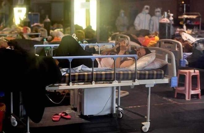 <p>Ancak bu ülkeden gelen tek dikkat çeken kare değil. Salgında rekor üstüne rekor kıran ülkede sağlık sistemi çökme noktasında. Bu durum pek çok hastanın tedavi bile göremeden hayatını kaybetmesine neden oluyor.</p>
<p> </p>