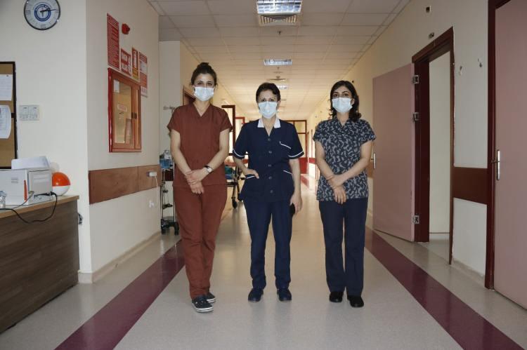 <p>"Birçok annenin evladını, birçok evladın da annesini kaybettiğine şahit olduk"<br />
Korona virüs servisinde görevli Güler Tegiş de annelerinden, çocuklarından uzakta olduklarını kaydetti. En azından birileri için burada olduklarını vurgulayan hemşire Tegiş, "Hastaları iyileştiriyoruz. Bir yandan burukluk, diğer yandan da güzel şeyler yaşıyoruz. Biz burada birçok annenin evladını kaybettiğine şahit olduk. Birçok evladın da annesini kaybettiğine şahit olduk. Bunları engellemek için lütfen kurallara uyalım" şeklinde konuştu.</p>
