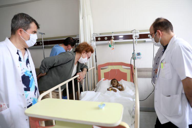 <p><strong>6 ÇOCUĞU İLE TÜRKİYE'YE GELDİ</strong></p>

<p>Bunun üzerine BUÜ Tıp Fakültesi Hastanesi Organ Nakli Merkezi görevlileri, üvey annenin Suriye’den Türkiye’ye getirilmesi için İl Emniyet Müdürlüğü’ne bağlı Yabancılar Şube Müdürlüğü ile iletişime geçti. Yapılan değerlendirmeler sonucunda Kilis Valiliği ve İl Sağlık Müdürlüğü’nün de girişimleriyle üvey annenin 3 çocuğuyla Türkiye’ye gelmesinin izni alındı. </p>
