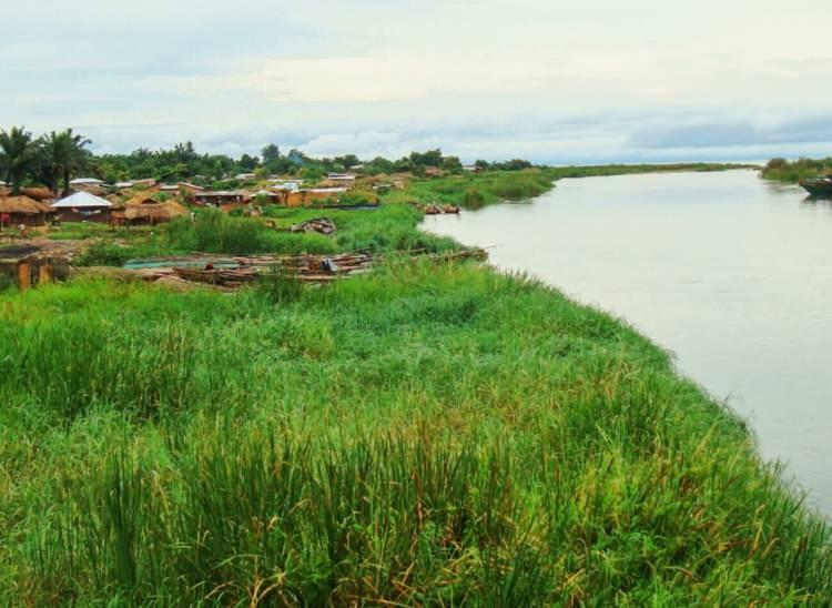 <p>Kongo Nehri</p>

<p>Eski adı Zaire olarak bilinen ve uzunluğu 4370 kilometre olan Kongo Nehri Orta Batı Afrika’nın en uzun nehridir. Afrika’da yer alan, Nil nehrinden sonraki en uzun nehirdir ve Atlas Okyanusuna dökülmektedir. Kollarıyla birlikte Amazon nehrinden sonra dünya’nın ikinci en büyük yağmur ormanını beslemektedir. Afrika kıtasında yer alan nehirlerden debisi en yüksek olanıdır</p>
