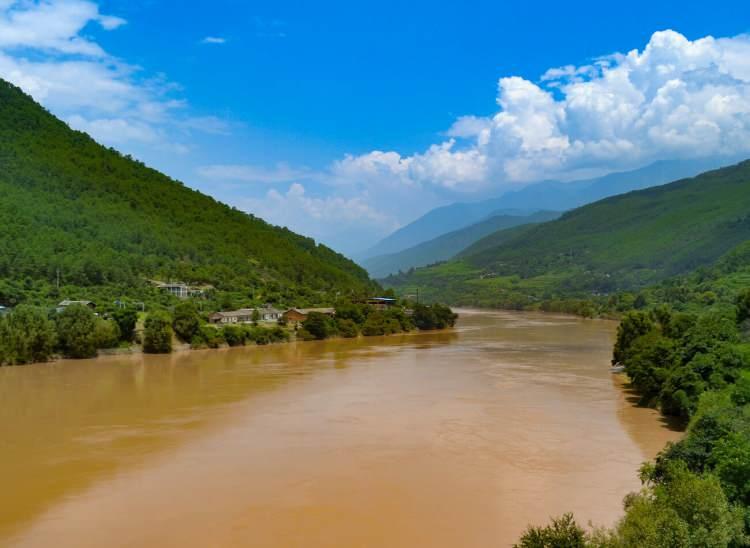 <p>Sarı Irmak</p>

<p>Nehir 5.464 kilometre uzunluğundadır ve dünyanın en uzun altıncı nehri olma özellini taşır. Çin’in batısından doğup Bahaî Denizi’ne akar. “Çin medeniyetinin beşiği” olarak bilinir ama alt bölgelerinin dolması ve sonucunda çok fazla sele maruz kalması sebebiyle ‘Çin’in Keder adıyla da bilinir.</p>
