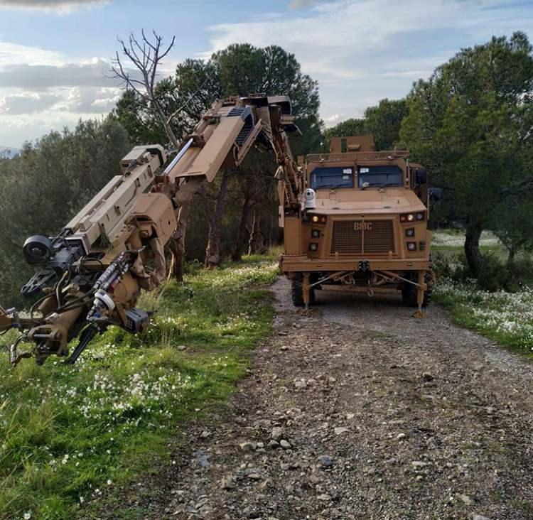 <p>Buna göre, 9 kişiye kadar taşıma kapasitesi bulunan 4x4 zırhlı araç 450 beygirlik motora sahip. Bağımsız süspansiyonlu araçta balistik ve mayına karşı koruma mevcut.</p>