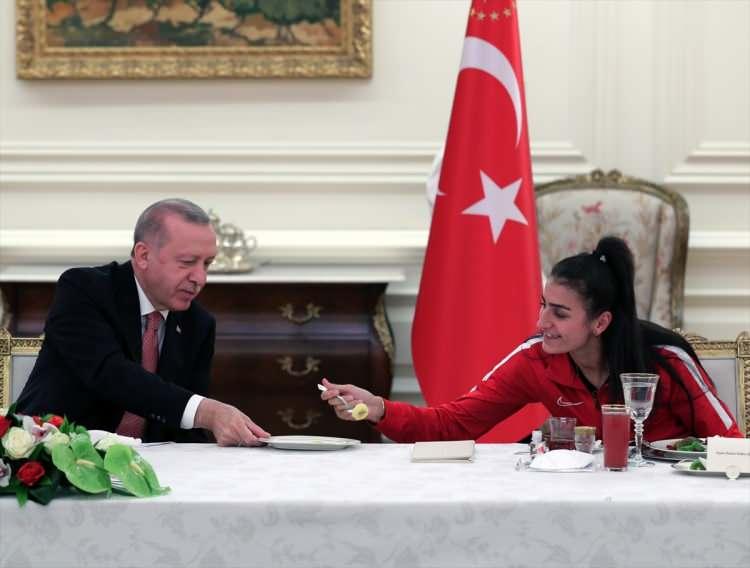 <p>Türkiye Cumhurbaşkanı Recep Tayyip Erdoğan, sporcular ile iftarda bir araya geldi.</p>

