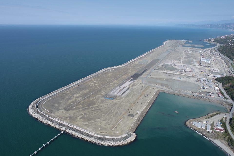 <p>Havalimanı için kamyonlarla gece gündüz malzeme taşınan alanda, deniz dolgusuna devam ediliyor. Günlük 120 bin tona yakın dolgunun yapıldığı havalimanı inşaatında, bu çalışmalar ile beraber terminal binalarının inşaatı sürüyor.</p>
