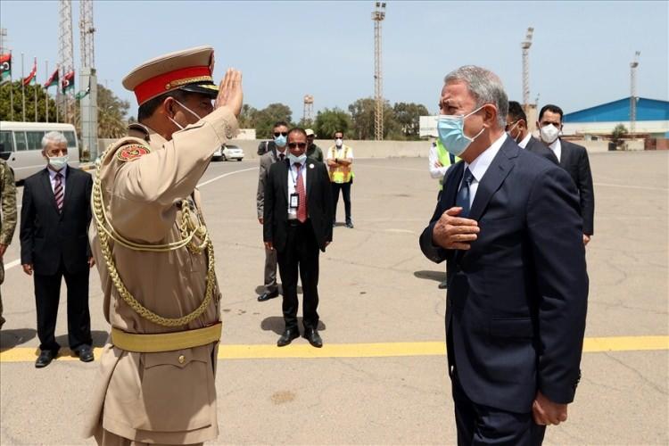 <p>Akar ile beraberindeki Genelkurmay Başkanı Orgeneral Yaşar Güler'in bulunduğu uçak, Trablus'taki Mitiga Havalimanı'na indi.</p>
