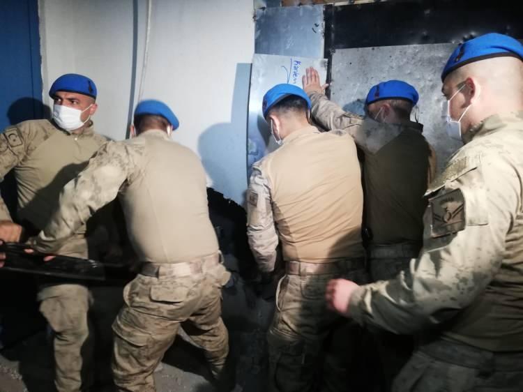 <p>İzmir'in Bornova ilçesinde jandarma, 'HES' kodu ile girildiği iddia edilen kumarhanelere nefes kesen operasyon yaptı. </p>

