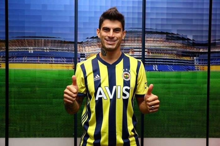 <p>Kanatlara takviye</p>
<p>Diego Perotti’nin sakatlığı, Bright Samuel Osayi ve Ferdi Kadıoğlu’nun gösterdiği performans sarı lacivertlilerde kanatlar için de çalışma yapmasına neden oldu. İki kanat oyuncusunu takıma dahil etmek için detaylı çalışmalar yapılıyor.</p>