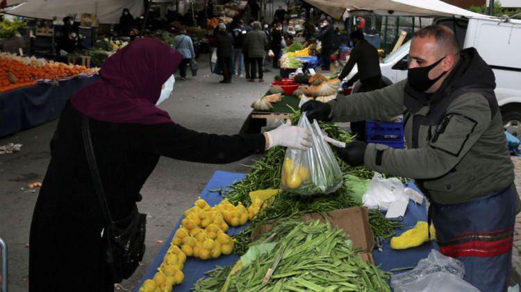 <p>İçişleri Bakanlığının pazar yeri genelgesine göre, 8 ve 15 Mayıs Cumartesi günleri pazar yerleri 10.00-17.00 arası açık olacak.<br />
<br />
Vatandaşlar, evlerine en yakın pazara gidebilecek. Pazarlarda sadece yaş sebze, meyve ve fide satışı yapılabilecek. İstanbul Umum Pazarcılar Esnaf Odası, yarın kurulacak semt pazarlarının listesini yayımladı.</p>
