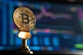 <p>Aslına bakılırsa Binance'in 2021 hedeflerinde işe alımları yavaşlatmak öne çıkıyordu çünkü Zhao şirketin yaşadığı sorunların personelin hızla çoğalmasından kaynaklandığını düşünüyordu. Ancak hem işin hem de kullanıcı sayısının hızla büyümesi, çalışanların yükünü artırınca acilen yeni alımlar yapılması şart oldu. Bugüne kadar kurduğu altı start-up'ta binlerce kişiyi işe alan Zhao, bu bağlamda gençlere tavsiyelerde de bulunuyor. Zhao gençlerin "üç şeyin kesişimi"nin peşinde koşmasını söylüyor. Bunlardan ilki iyi oldukları bir şey, ikincisi hoşlarına giden bir şey, üçüncüsü de diğer insanları için değeri olan bir şey. "Bu üçünün kesişimini bulmak zorundasınız. Eğer bulursanız ve Binance'in bu şeye ihtiyacı varsa o zaman sizi işe almak isteriz" diyen Zhao sadece teknik becerisi olan insanlarla değil, yaptıkları işe tutkuyla bağlı olan insanlarla çalışmak istediklerini de sözlerine ekliyor.</p>