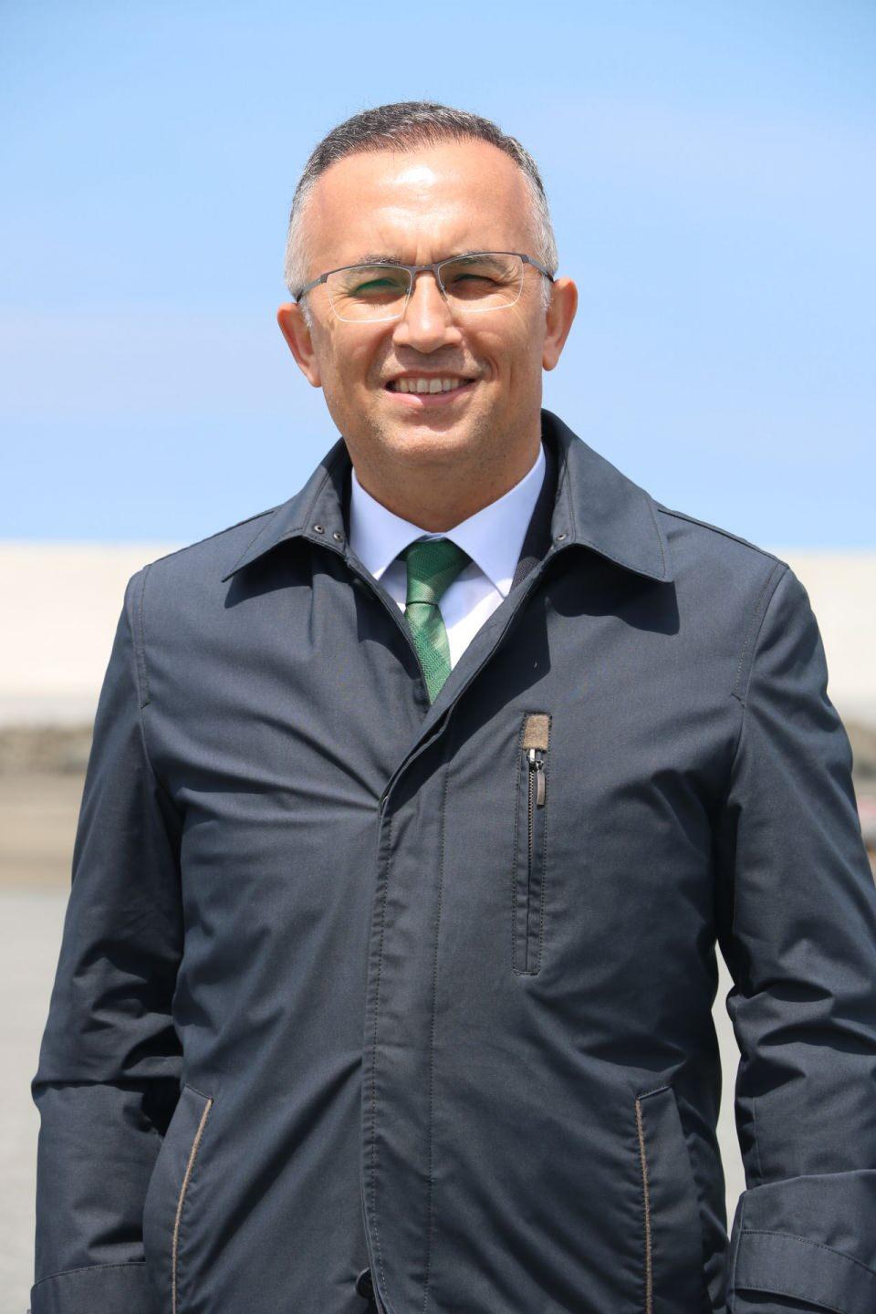 <p>Bunun için çok özel teknikler kullanmalıyız. Denizin dibindeki her türlü akıntıya ve her türlü dalgaya karşı tedbirler almanız lazım. Bunun için çok özel sismik cihazlar kullanılıyor, denizin dibi adeta nakış gibi işleniyor. Yani biz o dağlardan taşı toprağı getirip buraya doldurmuyoruz.</p>
<p> </p>