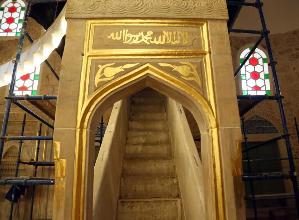 <p><strong>CAMİ YÜKLERİNDEN ARINDIRILDI</strong></p>
<p>2018'deki ihale sonrası başlatılan restorasyonda caminin özgününde olan ve sonraki yıllarda kapatılmış çok sayıda veriye rastlanıldığını kaydeden Coşar, “Dış cepheler tamamen sıvalıydı, çimentolu sıva vardı. Biz burada tarihi dokuya uygun sıva raspası yaptık. </p>