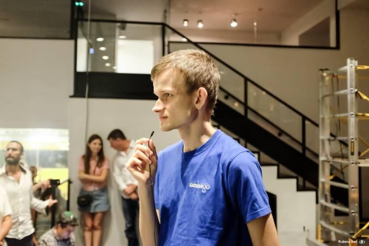 <p><strong>KASABADA DOĞRU</strong></p>

<p>Vitalik Buterin 1994 yılında Moskova’nın hemen yanı başındaki Kolomna kasabasında dünyaya geldi. Ailesiyle birlikte bir süre sonra Kanada’ya göçen Buterin, Toronto’da hayatını sürdürmeye başladı.</p>
