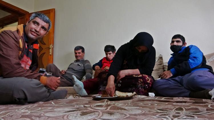 <p>“Eşimin hakkı ödenmez”<br />
“Ben ne yapsam eşimin hakkını ödeyemem” diyen baba Mikail Erekli ise “Benim 7 çocuğum var ama 4 çocuğum bedensel ve zihinsel engelli. Bu 4 çocuğum tamamen bu dünyadan habersizler. Eşim bu 4 çocuğumuza gözü gibi bakıyor. Her şeyiyle birebir ilgileniyor Allah ondan bin kere razı olsun. Tüm hayatını çocuklarına adamış durumda. Gecesi gündüzü bu çocuklar olmuş. 35 senedir hiç bıkmadan annelik yapan eşimin hakkı ödenmez. Bu çocuklar aslında bize bir lütuftur, çünkü onlar ne büyür ne de konuşur, onlar hayal dünyasında yaşıyorlar. İnşallah biz de ömür sürdükçe bu çocuklarımıza gözümüz gibi bakacağız” ifadelerini kullandı.</p>
