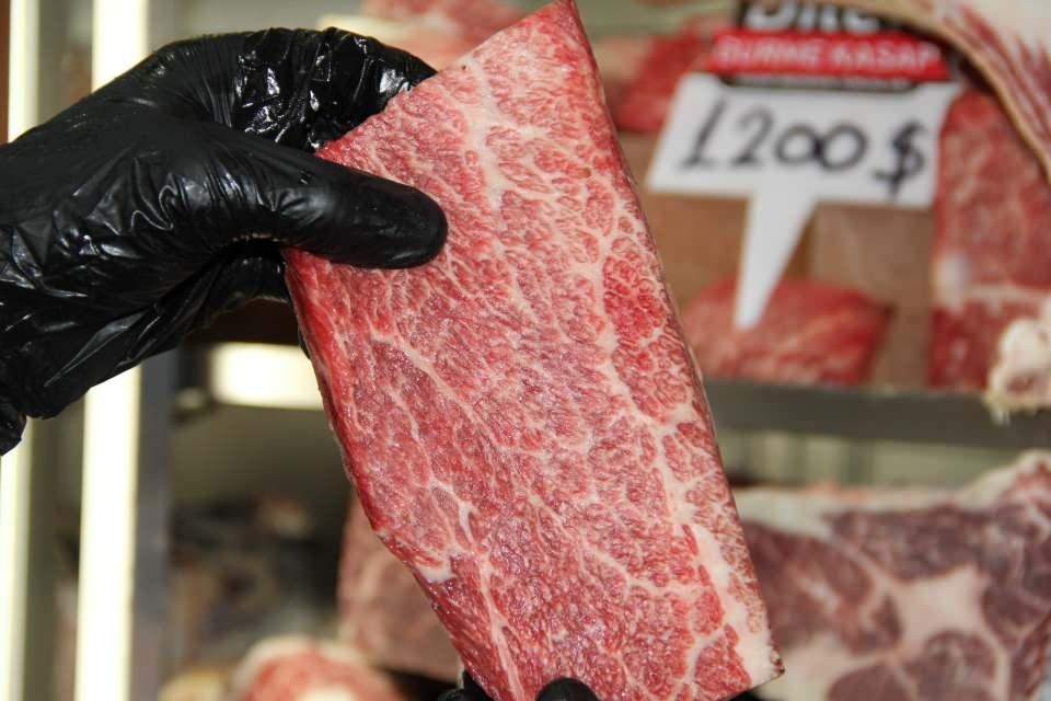 <p>İzmir’in Torbalı ilçesinde bir kasap dükkanında satılan sığır eti, fiyatıyla dikkatleri üzerine çekiyor. Kilosu bin 200 dolar (yaklaşık 10 bin TL) olan et için yurt içi ve yurt dışından birçok talep geliyor. Kasap Bedirhan Günbey, etleri 40 ila 60 gün kaya tuzunda bekletip özel baharatlarla marine ettiklerini belirterek, “Etlerimiz bir buçuk dakikada pişip yemeye hazır hale geliyor” dedi. </p>
