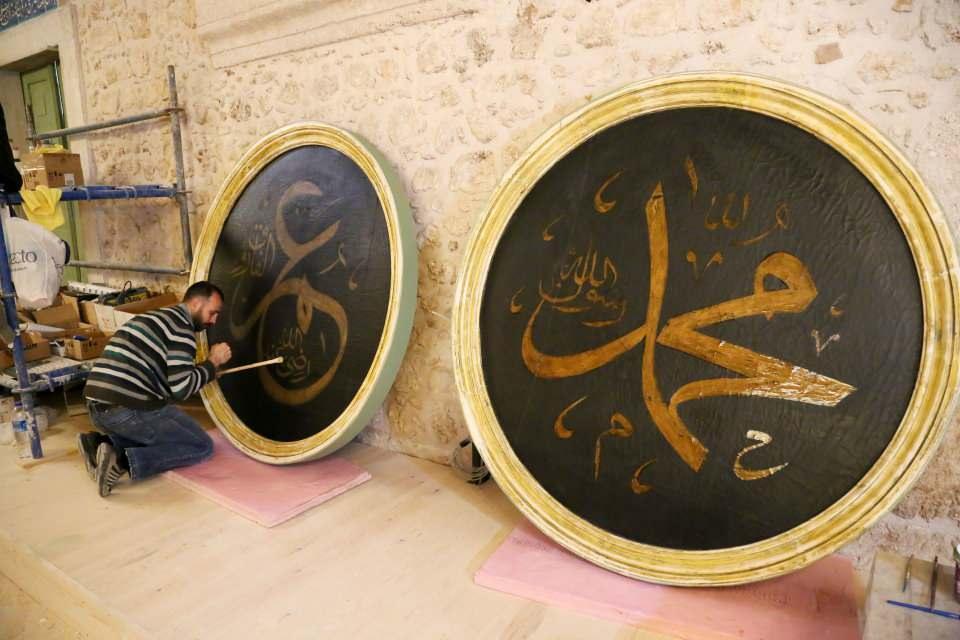 <p><strong>KUŞAKLARDA ALTIN VARAKLI SÜSLEMELER</strong></p>
<p>Yine boyalı olan kuşaklarda raspa sonucu altın varaklara rastlandığını kaydeden Hüseyin Coşar, “Altın varaklı şekilde konservasyonunu yaptık. Fetih suresinin üstündeki motiflerde daha önce yoktu, çok niteliksiz motif vardı orada da raspa yaptık ve altta çok özgün, nitelikli bir süsleme gördük ve bu şekilde ihya etmiş olduk. Kubbelerde şu an görünen motiflerin hiçbiri yoktu. Üstü kapatılmış, boyanmıştı. Boya ve sıva raspaları sonucunda ortaya çıkardık" dedi.</p>
<p> </p>