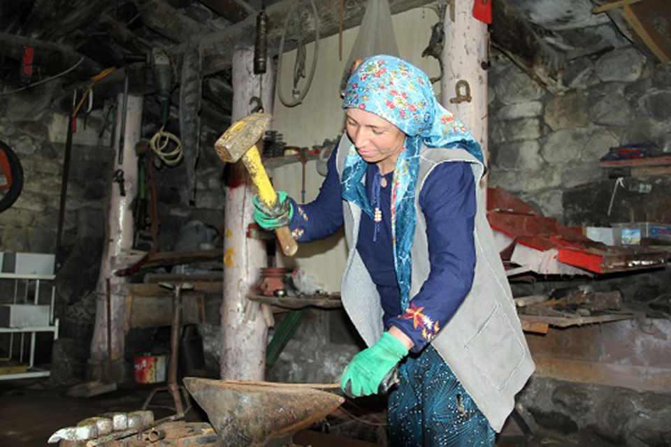 <p>Ardahan’ın Çıldır ilçesinde Özlem Kapağan (41) ev işlerini bitirdikten sonra sık sık yardımına gittiği eşi İlhan Kapağan'ın kaynak ve demir ustalığı işini elinden aldı. İlhan Kapağan, 10 yıl önce iş yerini eşine bırakıp, taksi şoförlüğü yapmaya başladı. İş yerine gelen müşterilerin önce şaşırdığını, ancak zamanla alıştığını belirten Kapağan, “Kolay ya da zor diye bir şey yok, önemli olan o zorlukları yenebilmek" dedi.</p>
<p> </p>