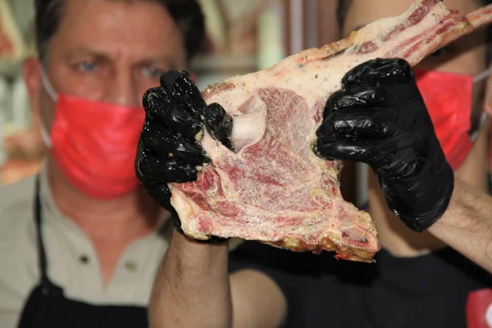<p>Fakat bu etten alan insanlar da çok iyi bir şekilde geri dönüşler yapıyor. Etin fiyatı, bilmeyen insanlara pahalı geliyor. Sosyal medya sayesinde Dubai’den Katar’dan özel olarak gelen müşterilerimiz var. Bilen insanlar da bunun için geliyor. Bilmeyen insanlara etin tadına baktırıyoruz ve bu şekilde etin lezzetini gösteriyoruz” sözlerine yer verdi.</p>