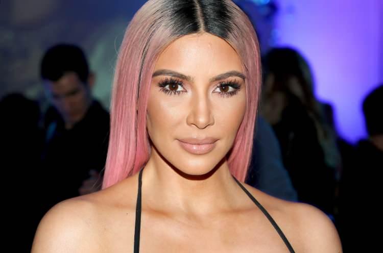 <p>Kim Kardashian, 2016 yılında gümrük yetkilileri tarafından ele geçirilen 750 bin dolarlık bir tarihi eser sevkiyatına karışmakla suçlandı.</p>
