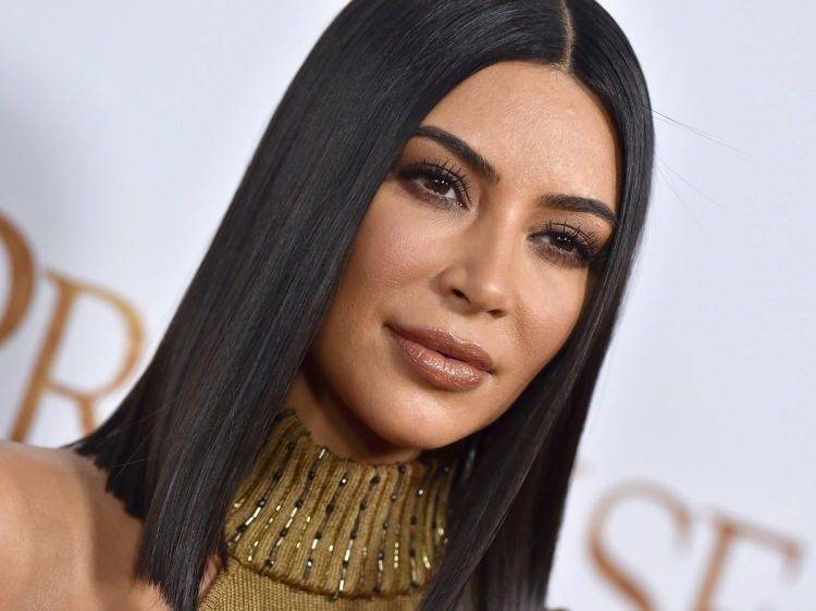 <p>Milyarderler listesinde yer alan Kim Kardashian hakkında şoke eden iddia ortaya atıldı. Kardashian'ın, evinin tasarımı için 750 bin dolarlık bir tarihi eser sevkiyatına karışmakla suçlanıyor. </p>
