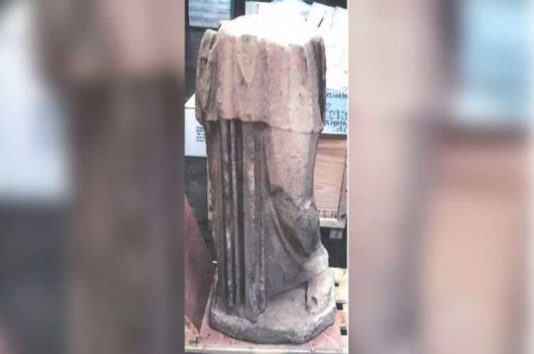 <p>Birinci yüzyıla ait kireçtaşından yapılmış Antik Roma heykeli, ‘Myron Samian Athena'nın Parçası’ olan tarihi eseri evinin tasarımı için aldığı iddia edildi. </p>
