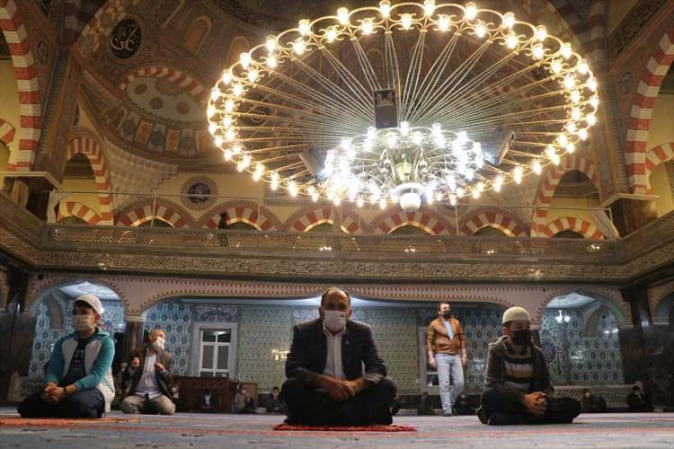 <p>Programın sonunda vatandaşlara çeşitli ikramlarda bulunuldu.</p>