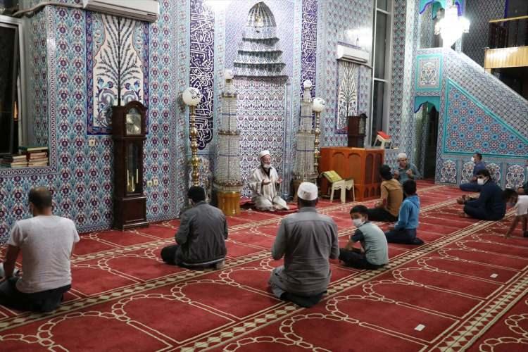 <p><strong>SİİRT</strong></p>
<p>Siirt'te Kovid-19 tedbirleri kapsamında uygulanan "tam kapanma" nedeniyle vatandaşların programa katılmaması üzerine, Abdülhakim Sancak Çarşı Camisi'ndeki program sosyal medyadan canlı yayınlandı.</p>
<p> </p>