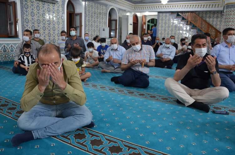 <p>İl Müftüsü Turgut Erhan vaazında, Kadir Gecesi'nin tüm insanlığın kadrini yücelten bir gece olduğunu belirterek, "Rabbimiz bu gecede gönderdiği Kur'an-ı Kerim ile insanlığı muhatap almış, son ve mükemmel din olan İslam ile insanlığı şereflendirmiştir." dedi.</p>
<p>Program, sosyal medya hesaplarından da canlı yayınlandı.</p>