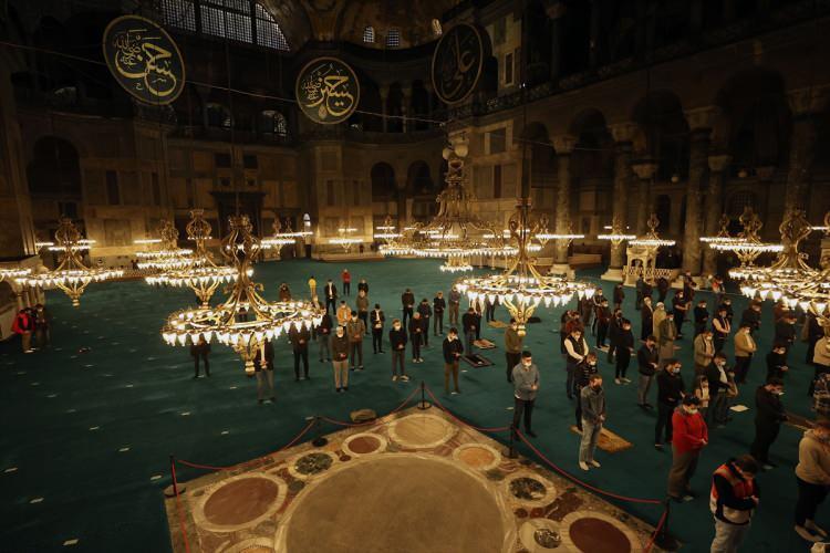 <p><strong>İSTANBUL</strong></p>
<p>İstanbul'da, Kadir Gecesi nedeniyle Ayasofya-i Kebir Cami-i Şerifi'nde vatandaşlar namaz kılıp dua etti.</p>
<p> </p>