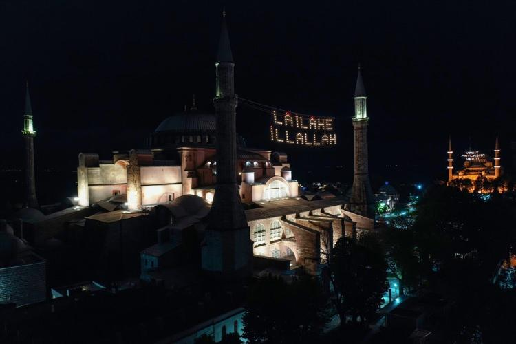 <p>87 yıl sonra ibadete açılan Ayasofya-i Kebir Cami-i Şerifi, Kadir Gecesi'nde "La İlahe İllallah" yazılı mahyayla aydınlatıldı.</p>
<p> </p>