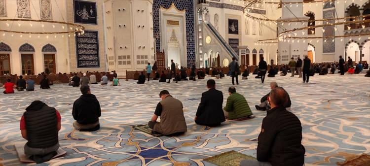 <p><strong>İSTANBUL</strong></p>
<p>İstanbul'da, Kadir Gecesi nedeniyle Büyük Çamlıca Camisi'nde vatandaşlar namaz kılıp dua etti.</p>
<p> </p>
