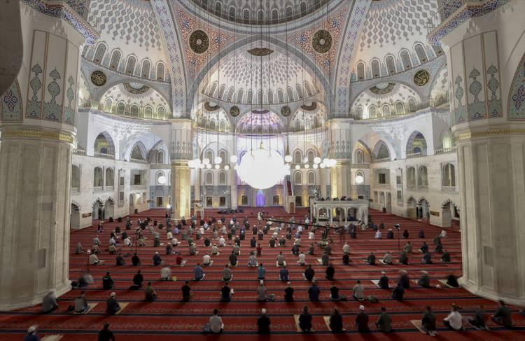 <p><strong>ANKARA</strong></p>
<p>Kadir Gecesi nedeniyle Kocatepe Camisi'nde özel program düzenlendi. Kocatepe Camisi'nde yatsı namazının ardından düzenlenen program Kur'an-ı Kerim tilaveti, ilahiler ve salavatlarla başladı.</p>
<p> </p>