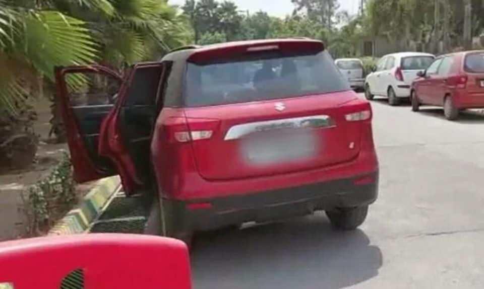 <p>Bu durumun son kurbanı 35 yaşındaki iki çocuk annesi Jagriti Gupta oldu. Kovid-19'a yakalanan Gupta, tedavi için hastane personeline yalvarırken hastanenin otoparkında saatlerce bekledi. Hastanedeki yoğunluk nedeniyle bir türdü tedavisi sağlanamayan talihsiz kadın nefessiz kalarak hastane otoparkında can verdi. Ülkedeki krizi gözler önüne seren bu olaya ait fotoğraf kısa sürede binlerce defa paylaşıldı.</p>