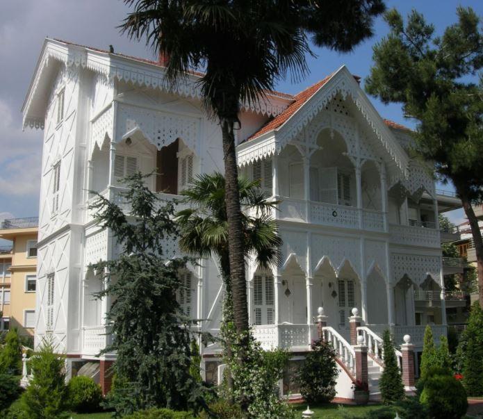 <p>Bazı tarihçilerin kaynaklarında bu köşkte Ayastefanos Antlaşması'nın yazıldığı belirtilmektedir. Ancak bazı tarihçiler ise söz konusu köşkün, bu köşkten önce bulunan ve yıkılan köşk olduğunu belirtirler.</p>
