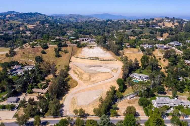 <p><strong>Jenner evinin bulunacağı arsaya evi dışında 12 otomobil alabilecek büyüklükte bir garaj, spor alanı, bekçi kulübesi ve yüzme havusu yaptırmayı planlıyor. </strong></p>
