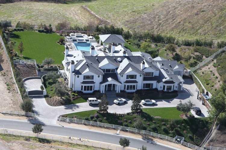 <p><strong>Jenner'in aynı zamanda Los Angeles'te bulunan 36.5 milyon dolar değerinde bir evi de bulunuyor. Bu ev içerisinde ise 7 yatak odası, 14 banyo ve spor, sinema odası bulunuyordu.</strong></p>
