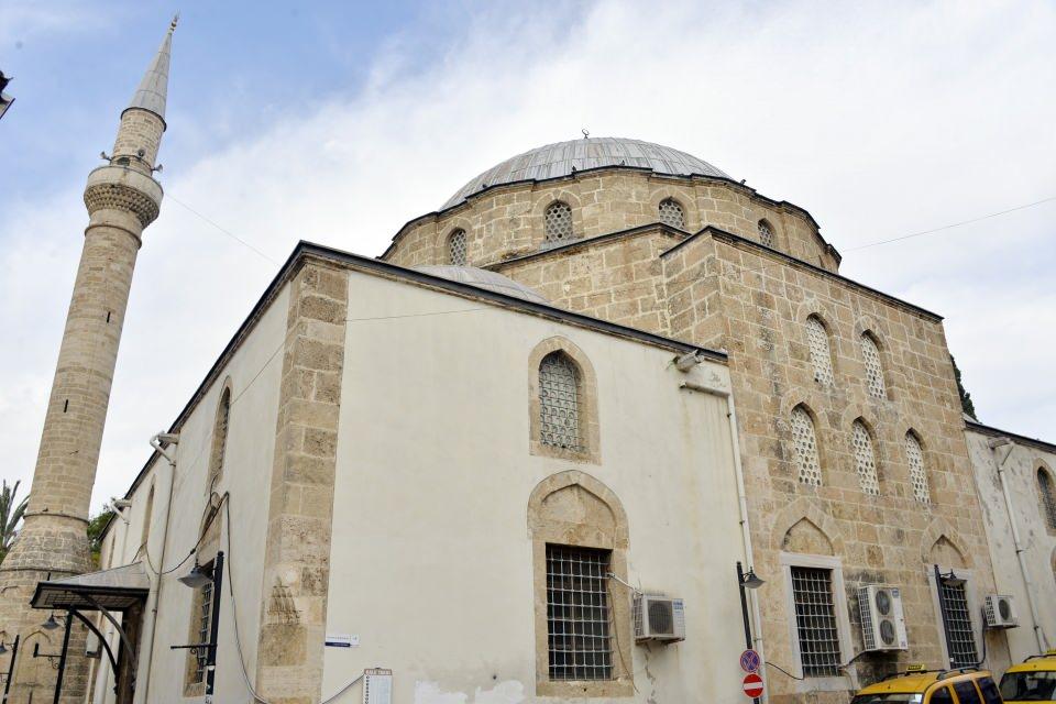 <p><strong>ORGANİK KİMYASAL</strong></p>
<p>Hat eserlerin konservasyonunu yapan restoratör nakkaş Mehmet Yetişkin, Mersin balığının hava kesesinden elde edilen ve dünyanın en kuvvetli organik yapıştırıcısı olduğu da söylenen tutkalla yapıştırılarak, yeniden koruma altına aldıklarını açıkladı. Yetişkin, "Mersin balığından alınan yapıştırıcı özelliğe sahip kısmı inceltip, çözelti olduktan sonra bezle üzerine uygulama yapıyoruz. Kimyasalların zarar vereceği düşünüldüğünden organik kimyasal olarak görüyoruz. </p>