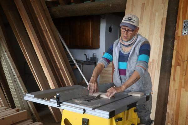 <p>50 yaşındaki Sema Sırtıkkızıl, Çanakkale'nin Bozcaada ilçesinde yaşıyor. 23 yıldır inşaat sektöründe çalışan Sırtıkkızıl, uzun yıllardır Akdeniz anemisi tedavisi görüyor. Sema aynı zamanda bir kız annesidir. En büyük destekçisi kızı olduğunu belirtti. </p>
