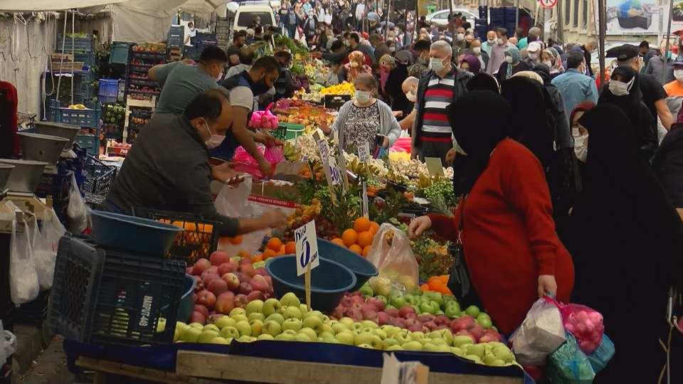 <p>İçişleri Bakanlığı'nın genelgesi ile semt pazarları bugün açıldı. Sultangazi Cebeci Mahallesi'nde kurulan pazarda yoğunluk yaşanırken, sosyal mesafe kuralı da zaman zaman ihlal edildi.</p>
<p> </p>