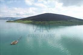 <p>Beyşehir Gölü'ndeki irili ufaklı 32 adanın en büyüğü Mada Adası'nda, yaklaşık 40 hanede 200 kişi yaşıyor. Türkiye'nin yerleşim yeri bulunan tek göl adası olma özelliği taşıyan Şarkikaraağaç ilçesine bağlı Mada Adası'na ulaşım, hemen her ailede bulunan kayıklarla sağlanıyor.</p>
