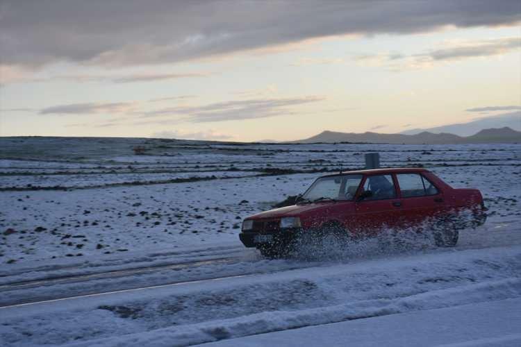 <p>Kars-Iğdır kara yolunda 3 santimetreye ulaşan dolu, sürücülere zor anlar yaşattı.</p>
