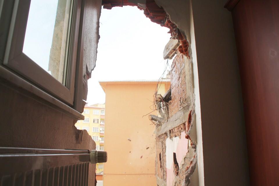 <p>Ev çok fazla sallanıyor, yan taraftaki bina yıkıldıkça evin içine giriyor zannediyoruz. Çok korkuyoruz.</p>