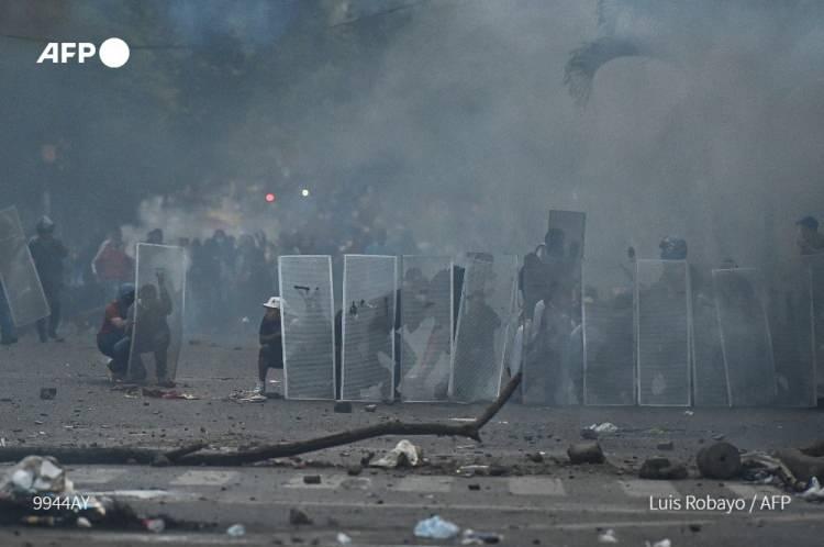<p>Savunma Bakanlığı tarafından yapılan açıklamada, ülke genelinde 28 Nisan’dan bu yana devam eden protestolarda 1’i polis 16 sivilin hayatını kaybettiği, 306'sı sivil olmak üzere 846 kişinin de yaralandığı bildirildi. </p>
