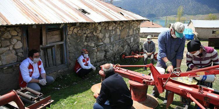 <p>Şarkikaraağaç Kaymakamı Onur Yılmazer, Mada Adası’nın ülkenin en nadide köşelerinden biri olduğunu söyledi. İlk günden itibaren ada sakinlerinin Kovid-19 konusunda çok bilinçli davrandığını aktaran Yılmazer, “Salgın sürecinde adamıza korona hiç uğramadı, bu dönemde adamıza turistik ve diğer amaçlı ulaşım da azaldı. Bunun doğal etkisi olarak, koronadan izole bir yaşam sürülebildi. İl Hıfzısıhha Kurulu kararlarımız özellikle adamızı korumak ve tarımsal üretimi devam ettirmek için gayret gösterdik. Ada sakinleri tüm kurallara uyarak sağlıklı şekilde, Kovid-19’dan uzak bu günlere geldiler.” ifadesini kullandı. Yılmazer, salgın sürecinden sonra tüm doğaseverleri ilçede ve adada misafir etmek için hazırlandıklarını dile getirdi.</p>
