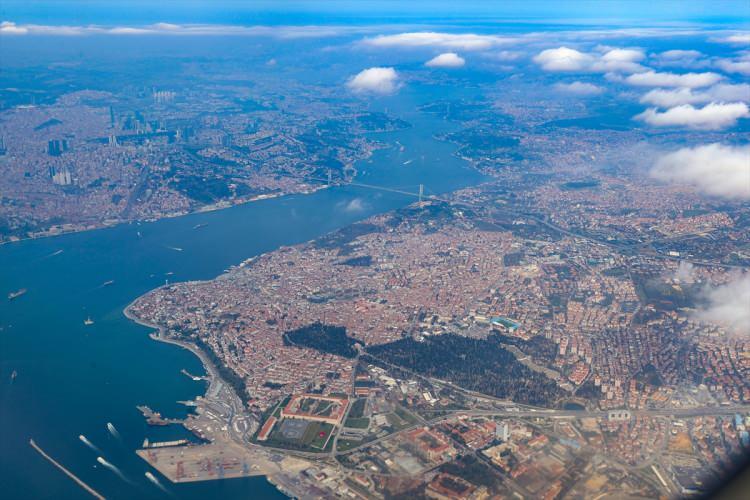 <p>Yerden binlerce metre yükseklikte yolculuk eden insanlar, bulutların üzerinden yer yüzünün güzelliklerini de kuş bakışı izliyor. Fotoğrafta, İstanbul ve Büyük Çamlıca Camisi'nden bir görünüm yer almakta.</p>
