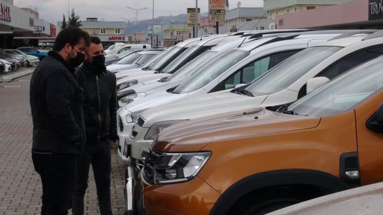 <p><strong>İlana çıkan araç sayısı yüzde 0,4 geriledi</strong><br />
<br />
Geçen ay ikinci el online binek ve hafif ticari pazarında ilana çıkan araç adedi 2020'nin nisan ayına göre yüzde 88 artarken, bir önceki aya göre yüzde 0,4 azalarak 333 bin 976 oldu.<br />
<br />
Nisanda ilana çıkan araçların yüzde 43'ü satıldı.</p>
<p> </p>