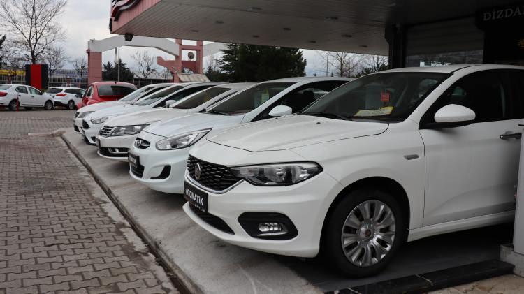 <p><strong>Dizel otomobiller pazarı domine etti</strong><br />
<br />
Türkiye ikinci el online binek ve hafif ticari pazarı motor tipine göre değerlendirildiğinde, nisanda en yüksek payı 91 bin 915 satış ve yüzde 64,42 payla dizel otomobiller aldı.</p>