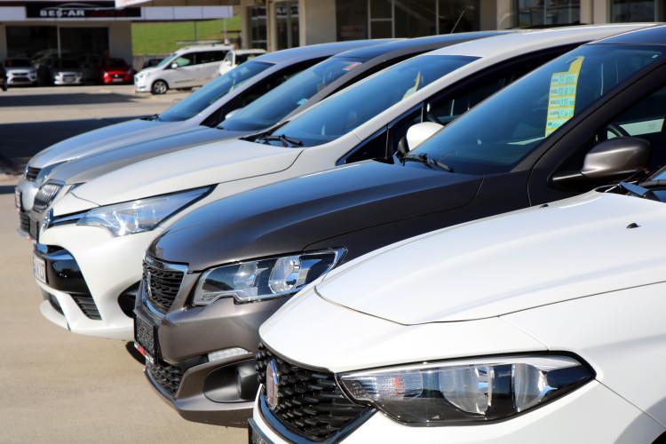 <p>İkinci el pazarında en çok satışı gerçekleşen ilk 28 markanın 200 modeline ait 800 varyantın 15 farklı model yılındaki 48 bin 215 ilanının fiyat değişimleri incelenerek yapılan analize göre, ilk 4 ayda A segmentine yüzde 5 puan gerçekleşirken, C-hatchbackte (HB) 1,1, C-sedanda 0,6 puan fiyatlarda düşüş gözlendi.</p>